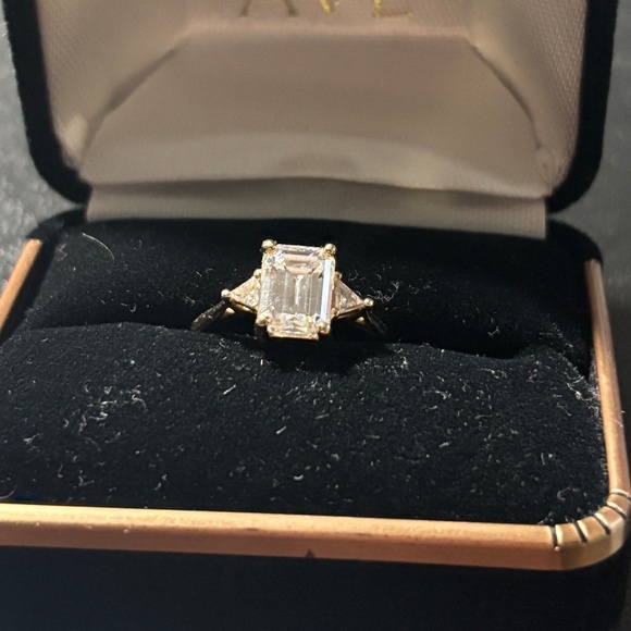 Olive Avenue Jewelry - 8.5x6.5mm Moissanite, 14K Yellow Gold Emerald- Lab Diamond